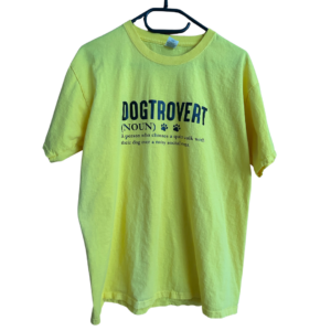 T-Shirt gelb mit Aufdruck „dogtrovert“