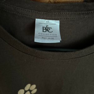 T-Shirt braun mit Aufdruck „Spuren“